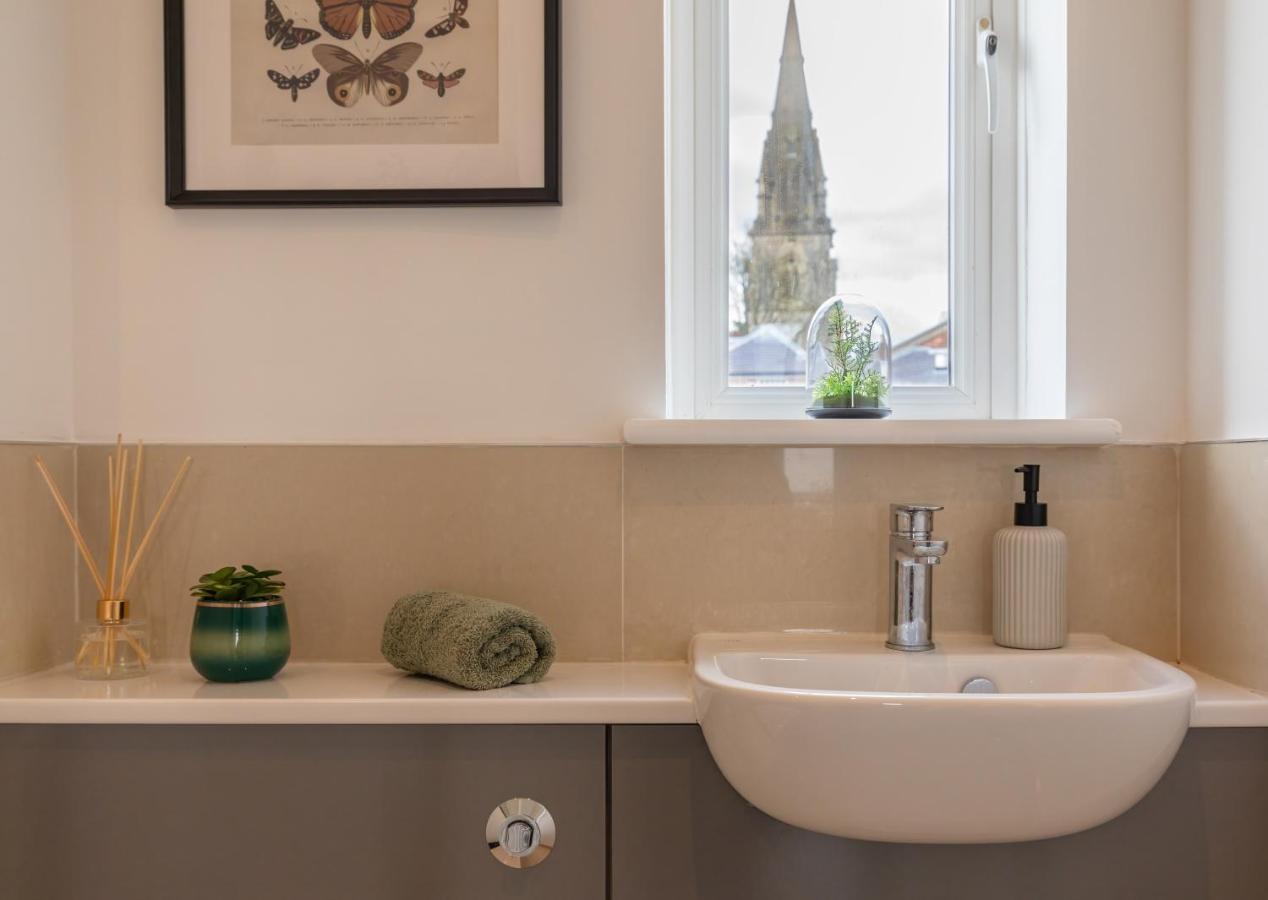 4 Bed City House With Private Garden And Parking Winchester Exteriér fotografie