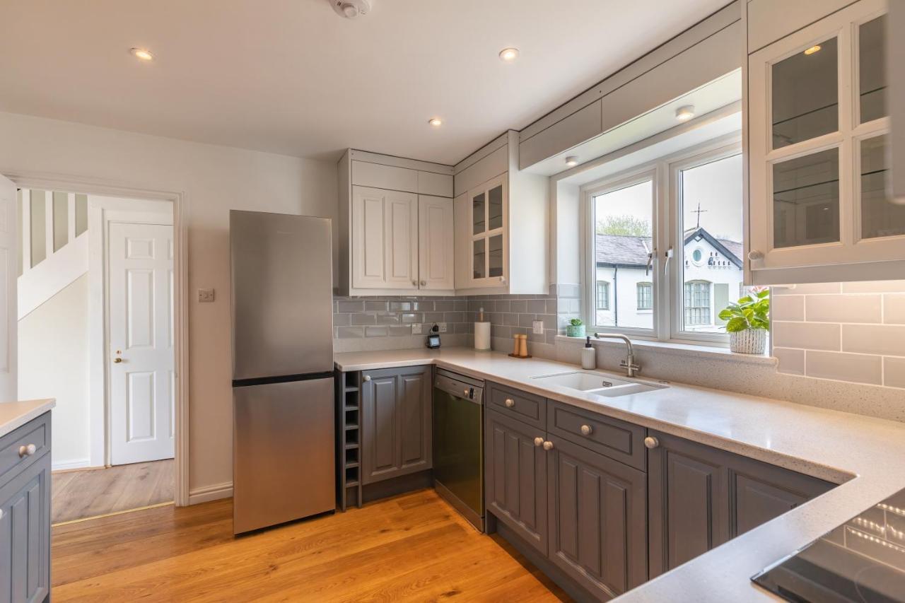 4 Bed City House With Private Garden And Parking Winchester Exteriér fotografie