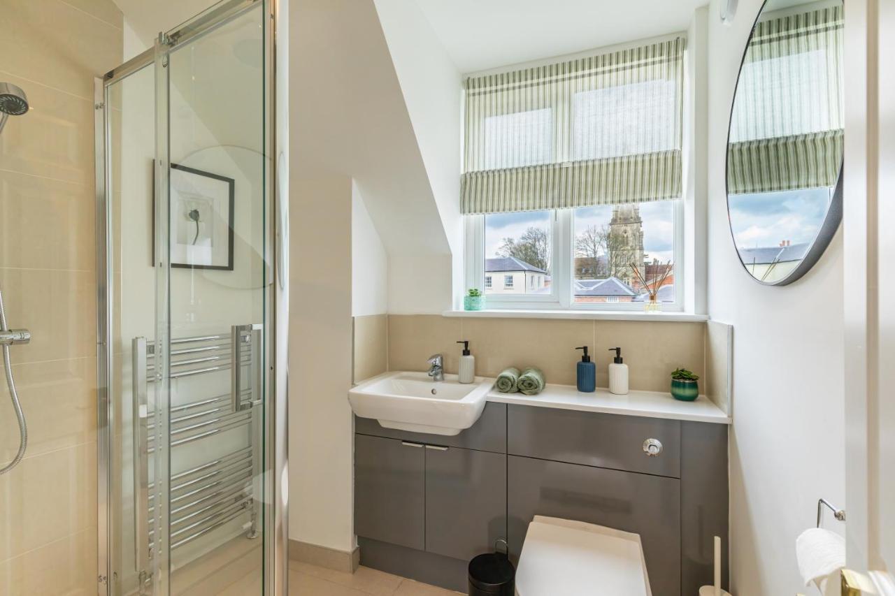 4 Bed City House With Private Garden And Parking Winchester Exteriér fotografie