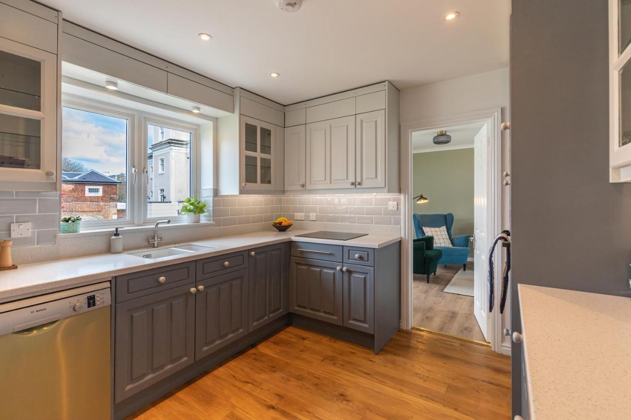 4 Bed City House With Private Garden And Parking Winchester Exteriér fotografie