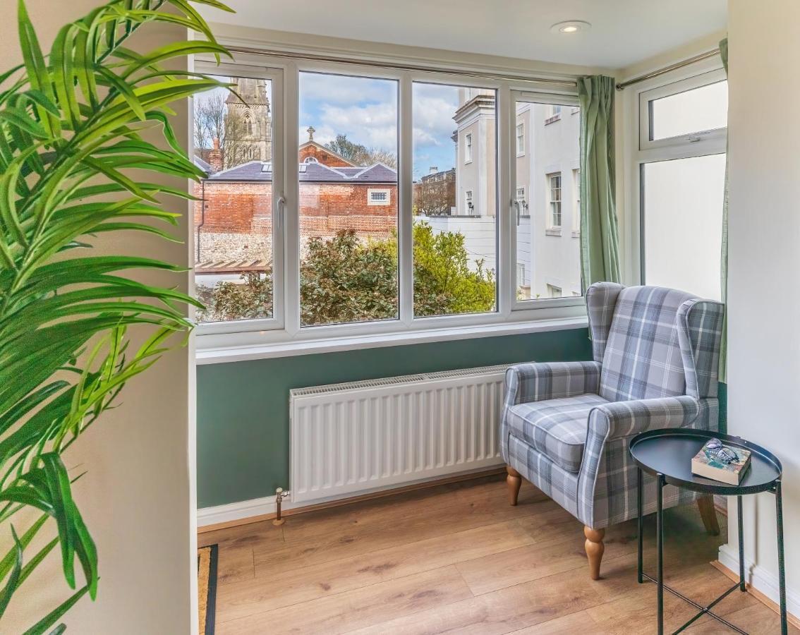 4 Bed City House With Private Garden And Parking Winchester Exteriér fotografie