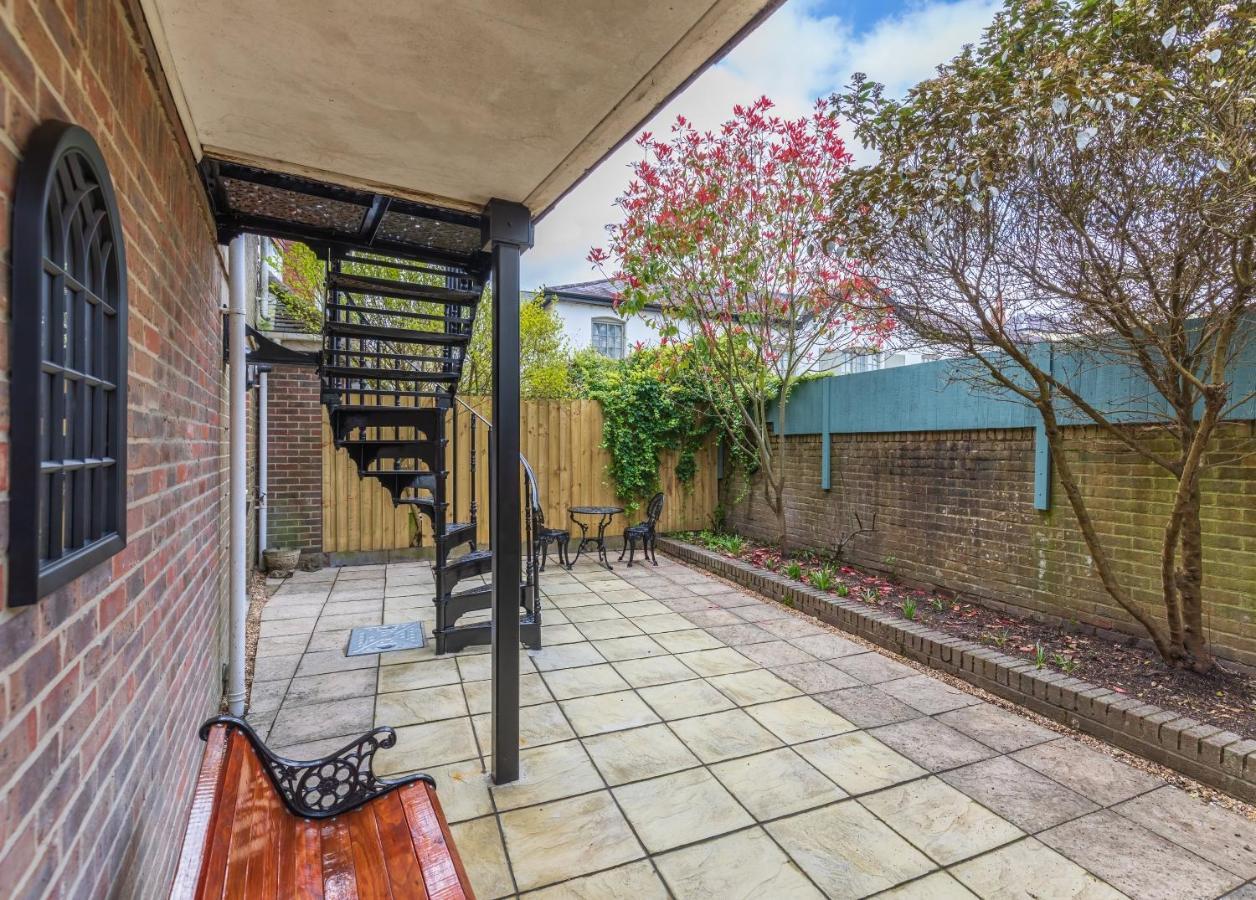 4 Bed City House With Private Garden And Parking Winchester Exteriér fotografie