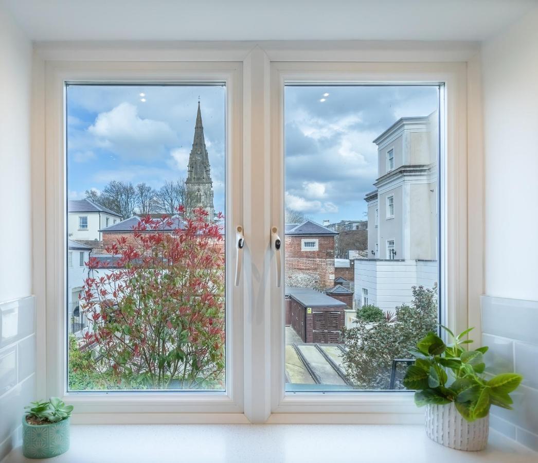 4 Bed City House With Private Garden And Parking Winchester Exteriér fotografie