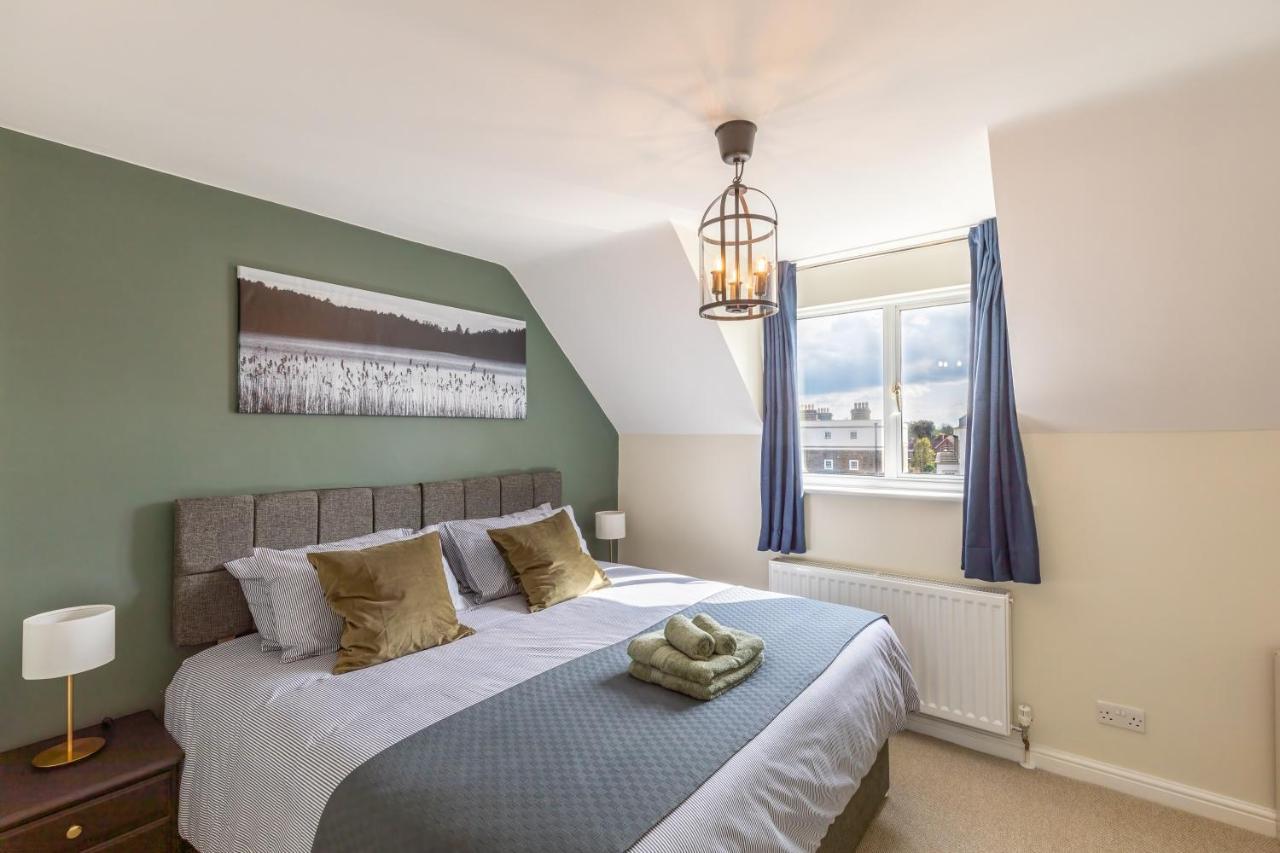4 Bed City House With Private Garden And Parking Winchester Exteriér fotografie